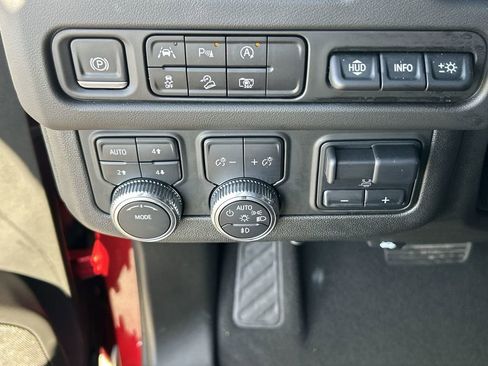 Used 2024 GMC Yukon AT4 w/ Technology Package AWD/4WD image 18