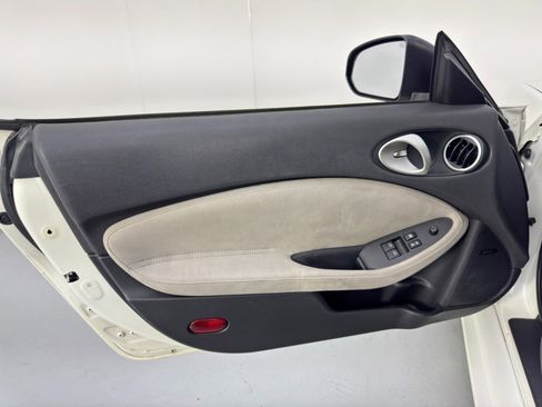 Used 2011 Nissan 370Z Touring image 33