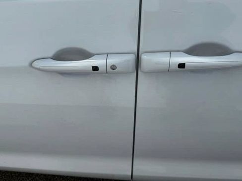 Used 2025 Chrysler Pacifica Limited FWD image 26