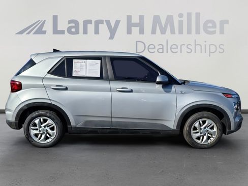 Used 2021 Hyundai Venue SE image 6
