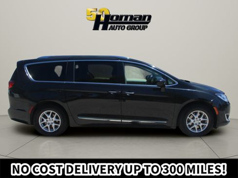 Used 2020 Chrysler Pacifica Touring-L FWD image 6