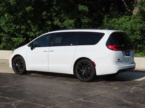 Certified 2025 Chrysler Pacifica Limited FWD image 25