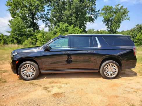 Used 2023 Chevrolet Suburban High Country AWD/4WD image 6