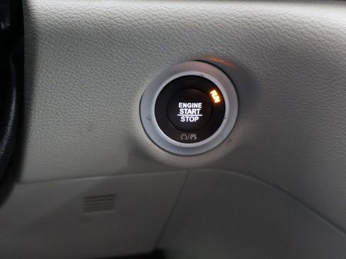 Used 2024 Chrysler Pacifica Touring-L image 36