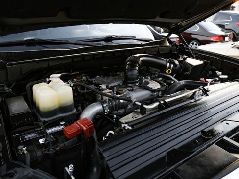 Used 2017 Nissan Titan SV image 47