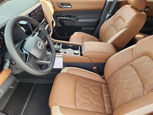 New 2026 Nissan Pathfinder Platinum image 9