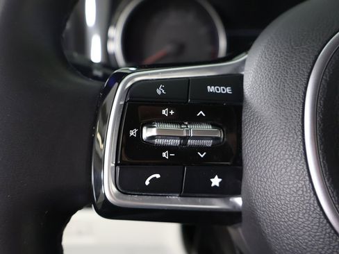 Used 2024 Kia Carnival EX image 42