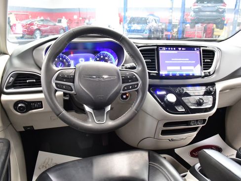 Used 2025 Chrysler Pacifica Select FWD image 8