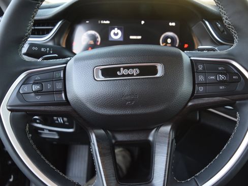 Used 2023 Jeep Grand Cherokee L Limited AWD/4WD image 13