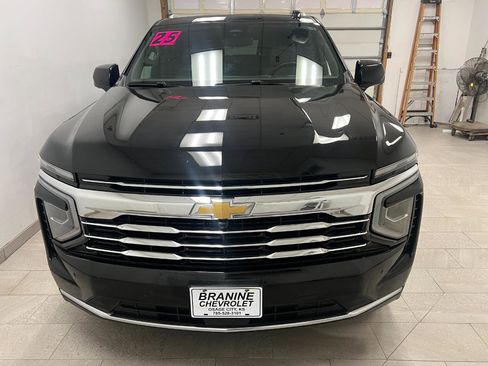 Used 2025 Chevrolet Suburban LT AWD/4WD image 17