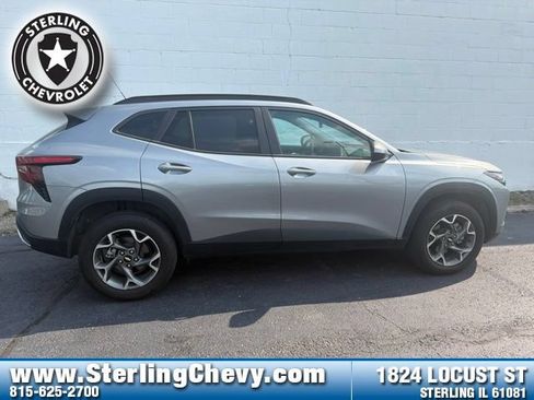 Used 2025 Chevrolet Trax LT FWD image 2