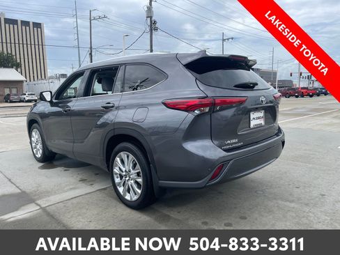Used 2023 Toyota Highlander Limited FWD image 3