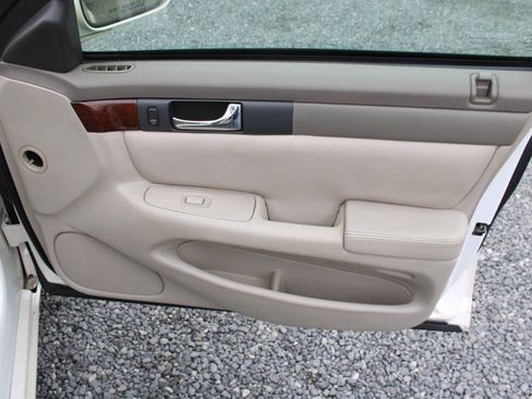 Used 2001 Cadillac Seville SLS w/ Premium Luxury Pkg image 19