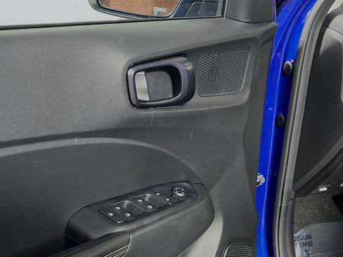 Used 2024 Hyundai Venue Limited image 17