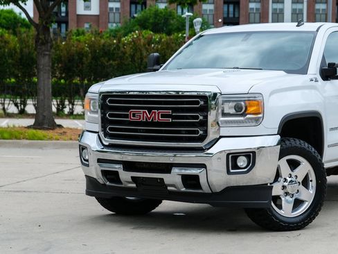 Used 2015 GMC Sierra 2500 SLT w/ Duramax Plus Package AWD/4WD image 8