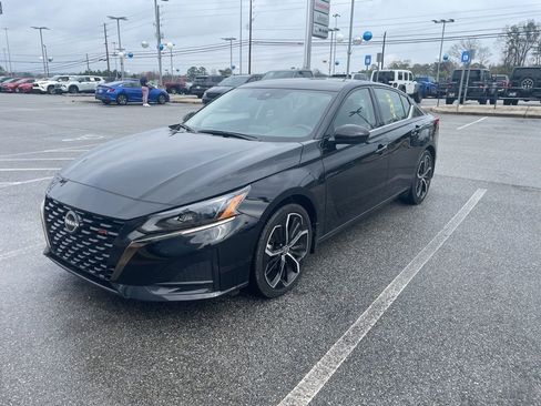 Used 2025 Nissan Altima 2.5 SR image 1