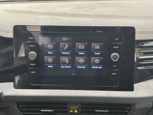 Used 2025 Volkswagen Jetta SE image 17