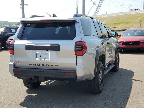 Used 2025 Toyota 4Runner SR5 AWD/4WD image 3