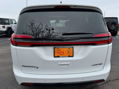 Used 2025 Chrysler Pacifica Limited image 4