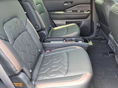 Used 2026 Nissan Pathfinder Platinum FWD image 19