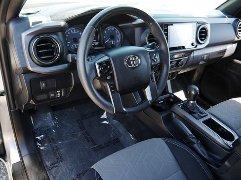 Used 2021 Toyota Tacoma TRD Off-Road w/ TRD Premium Off Road Package AWD/4WD image 11