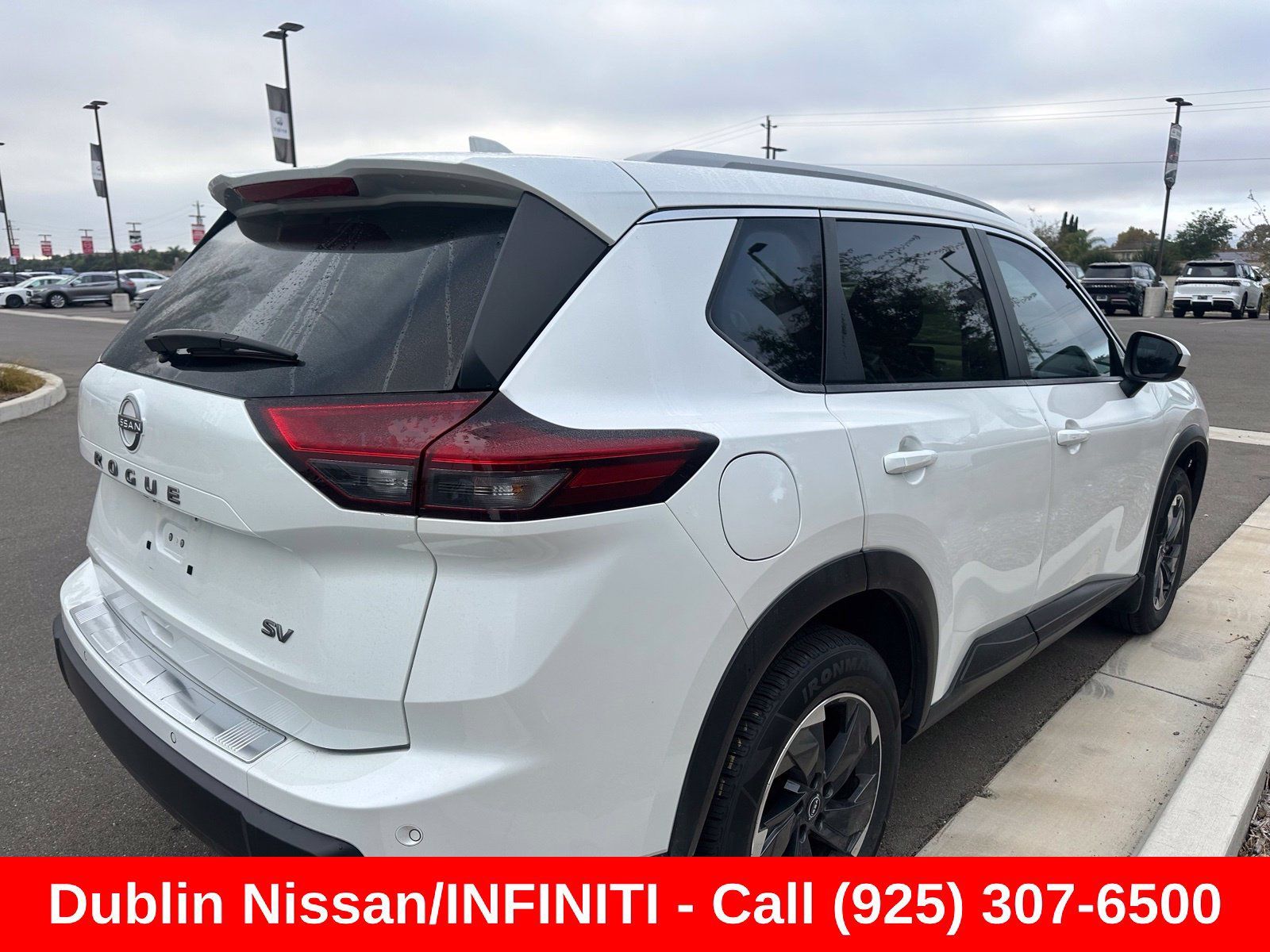 Used 2024 Nissan Rogue SV FWD image 3