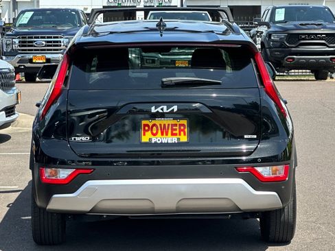 Used 2024 Kia Niro EX w/ EX Cold Weather Package FWD image 5