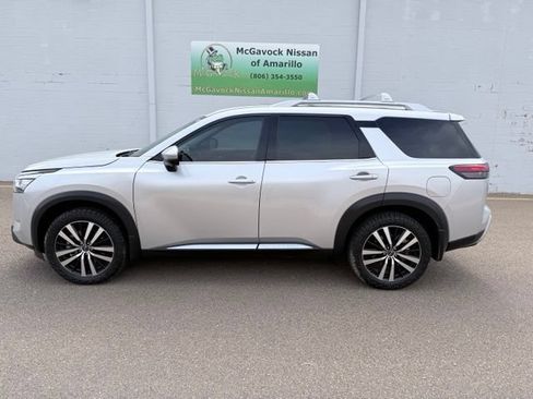 Used 2024 Nissan Pathfinder Platinum FWD image 9