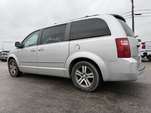 Used 2010 Dodge Grand Caravan SXT image 4