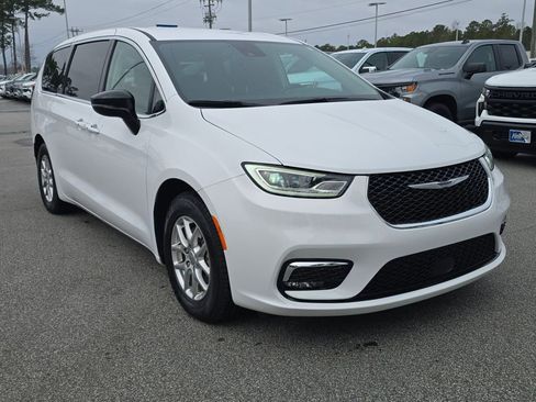 Used 2024 Chrysler Pacifica Touring-L image 7