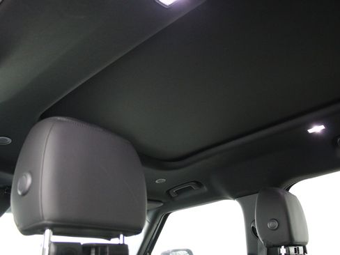 Used 2024 Land Rover Defender 110 S image 21