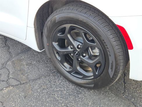 Certified 2025 Chrysler Pacifica Premium image 19