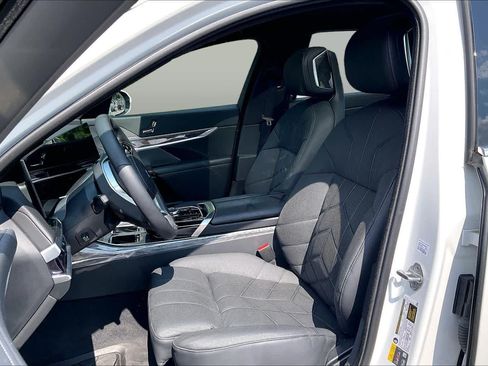 Used 2024 BMW i7 eDrive50 RWD image 7
