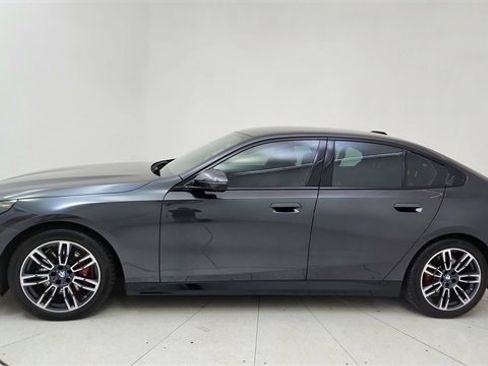 Used 2025 BMW 540i xDrive w/ Executive Package image 3