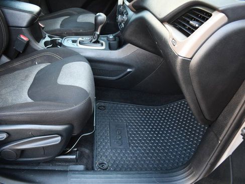 Used 2017 Jeep Cherokee Altitude AWD/4WD image 25