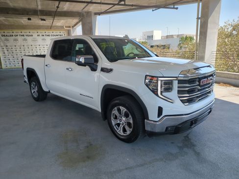 Used 2024 GMC Sierra 1500 SLT image 2