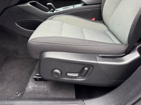 Used 2023 Volvo XC40 B5 Core image 16