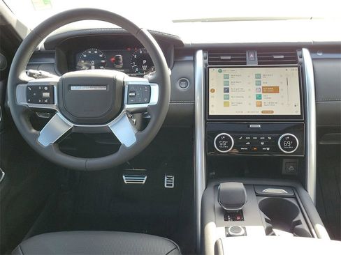 New 2025 Land Rover Discovery Metropolitan Edition image 18