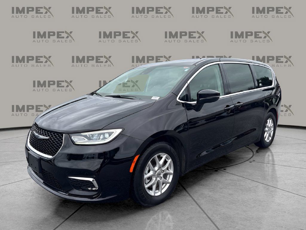 Used 2024 Chrysler Pacifica Touring-L FWD image 1