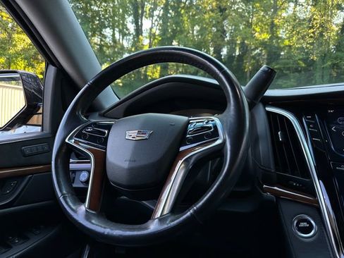 Used 2019 Cadillac Escalade 2WD image 19