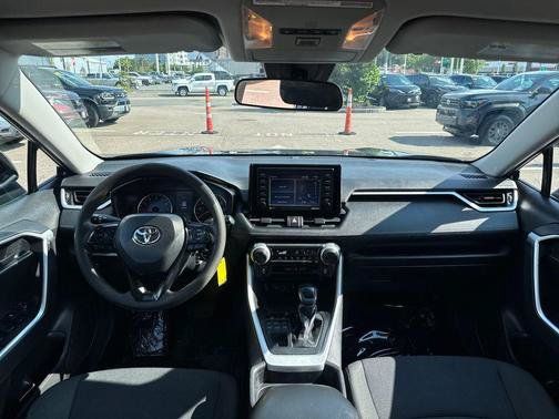 Used 2021 Toyota RAV4 LE w/ Carpet Mat Package (TMS) AWD/4WD image 11