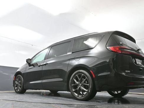 Used 2025 Chrysler Pacifica Limited FWD image 55