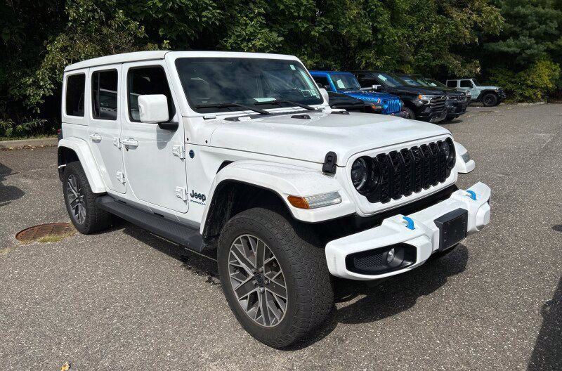 Used 2024 Jeep Wrangler High Altitude AWD/4WD image 2