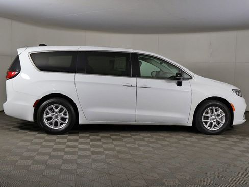 Used 2024 Chrysler Pacifica Touring-L FWD image 19