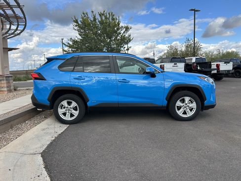 Used 2021 Toyota RAV4 XLE w/ Convenience Package image 2