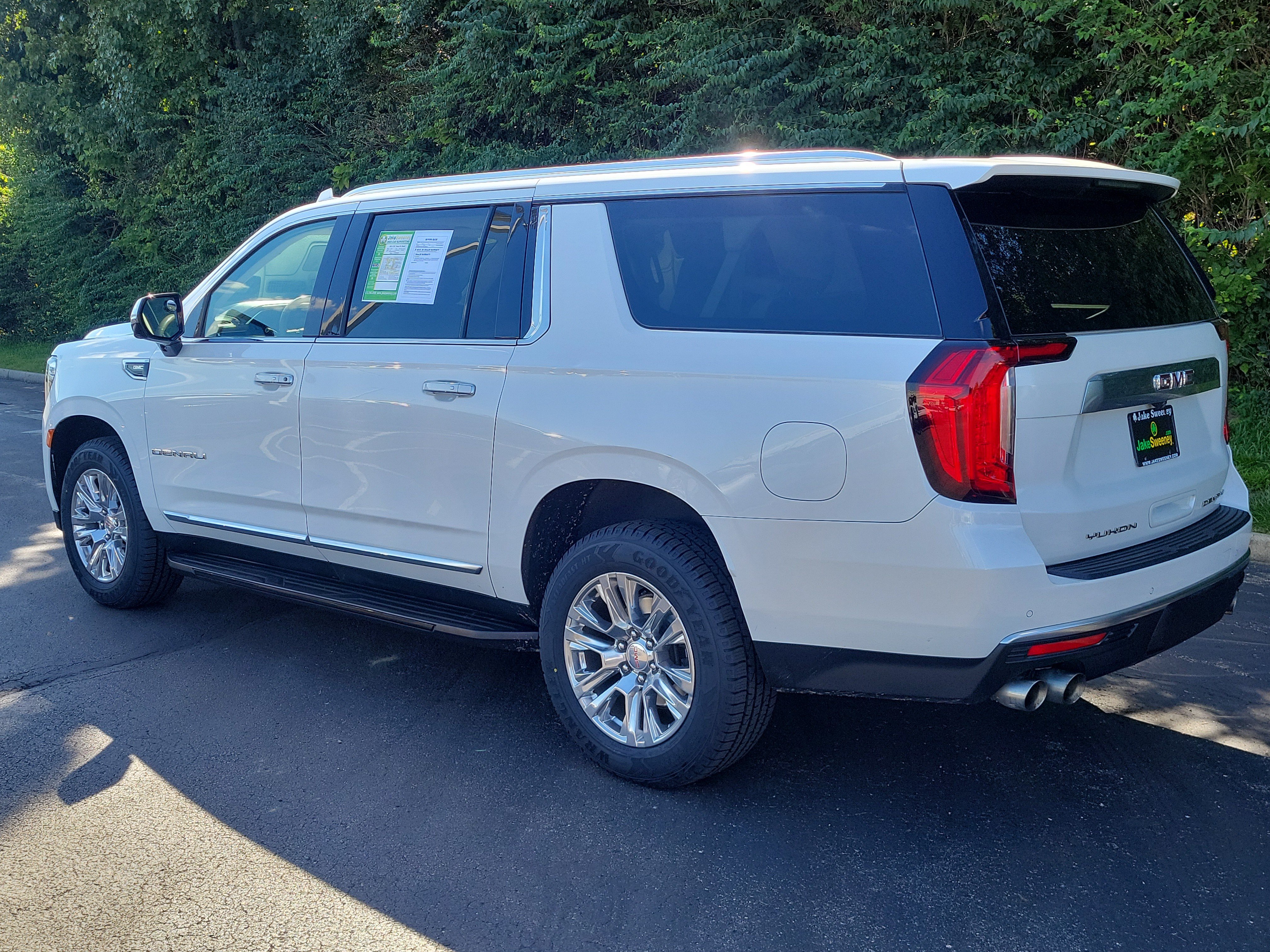 Used 2022 GMC Yukon XL Denali AWD/4WD image 3