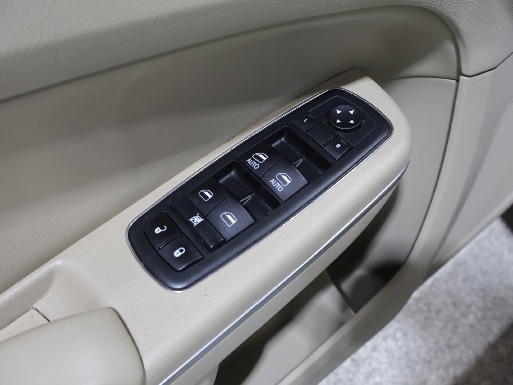 Used 2013 Chrysler 300 AWD w/ Driver Convenience Group image 21