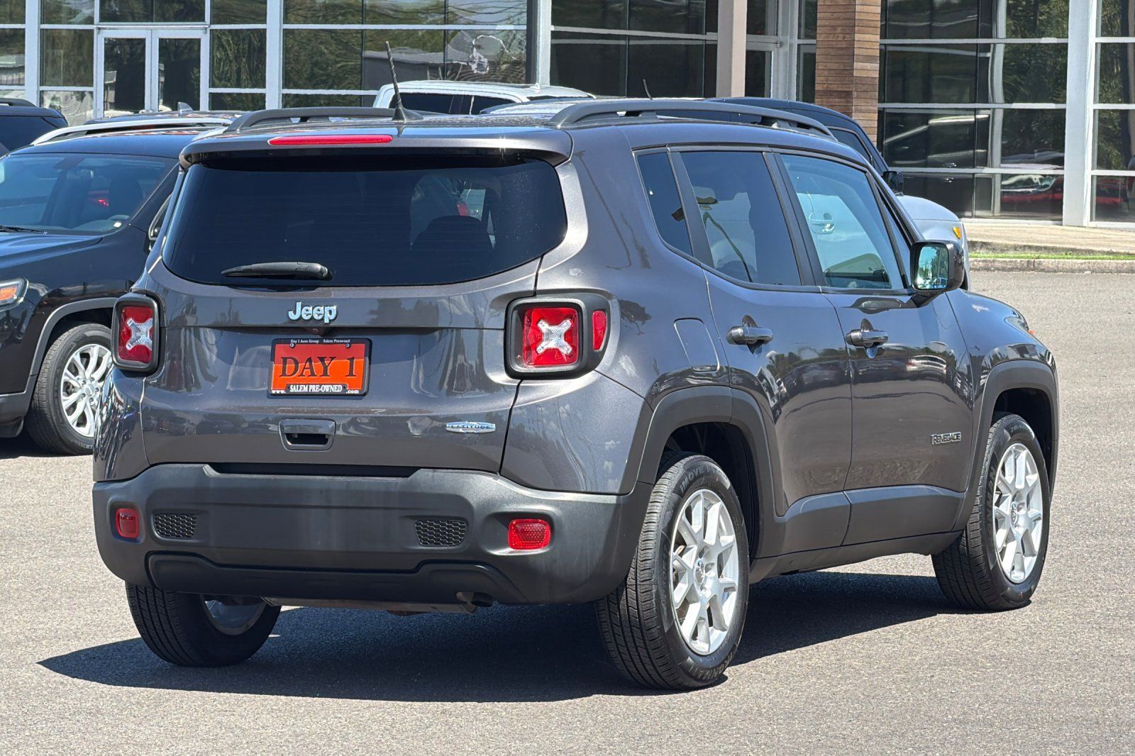 Used 2019 Jeep Renegade Latitude FWD image 5