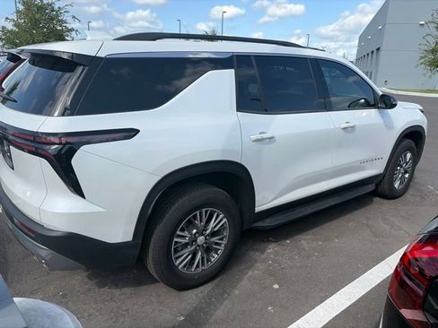 Used 2025 Chevrolet Traverse LT FWD image 9