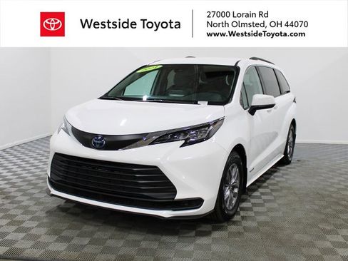 Certified 2021 Toyota Sienna LE image 1